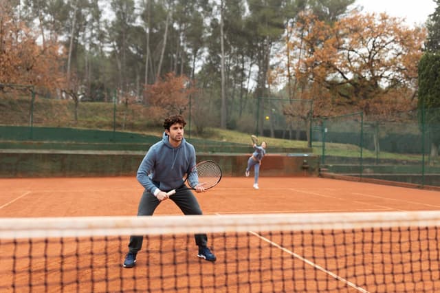 Cara Bermain Tenis: Panduan Lengkap Teknik, Aturan & Tips untuk Pemula